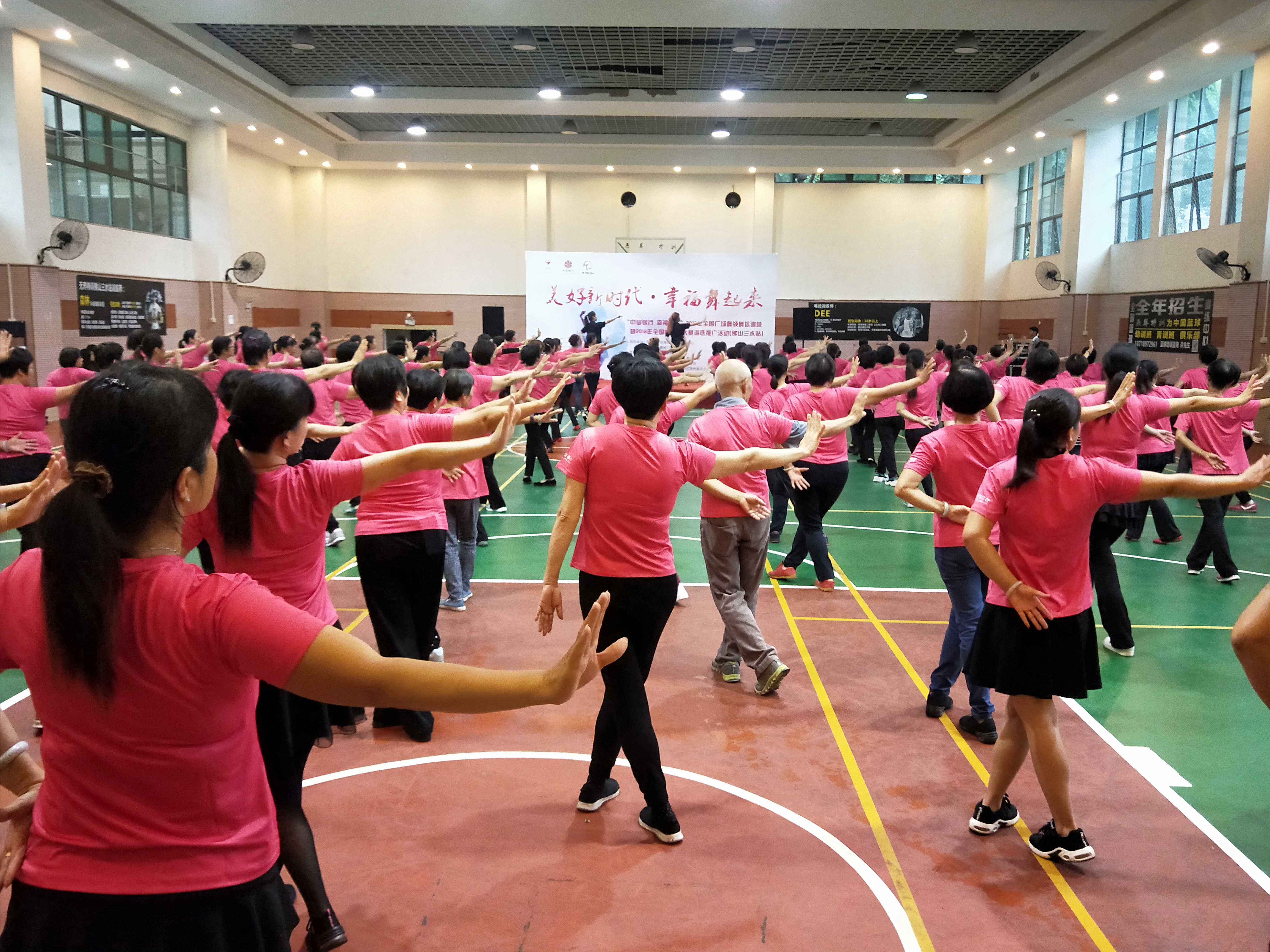 与社区合作举办广场舞培训营