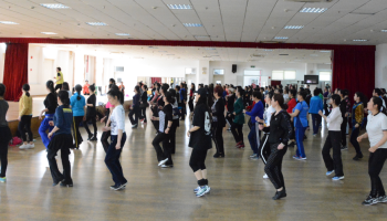 ​在大学校内展开首届广场舞培训